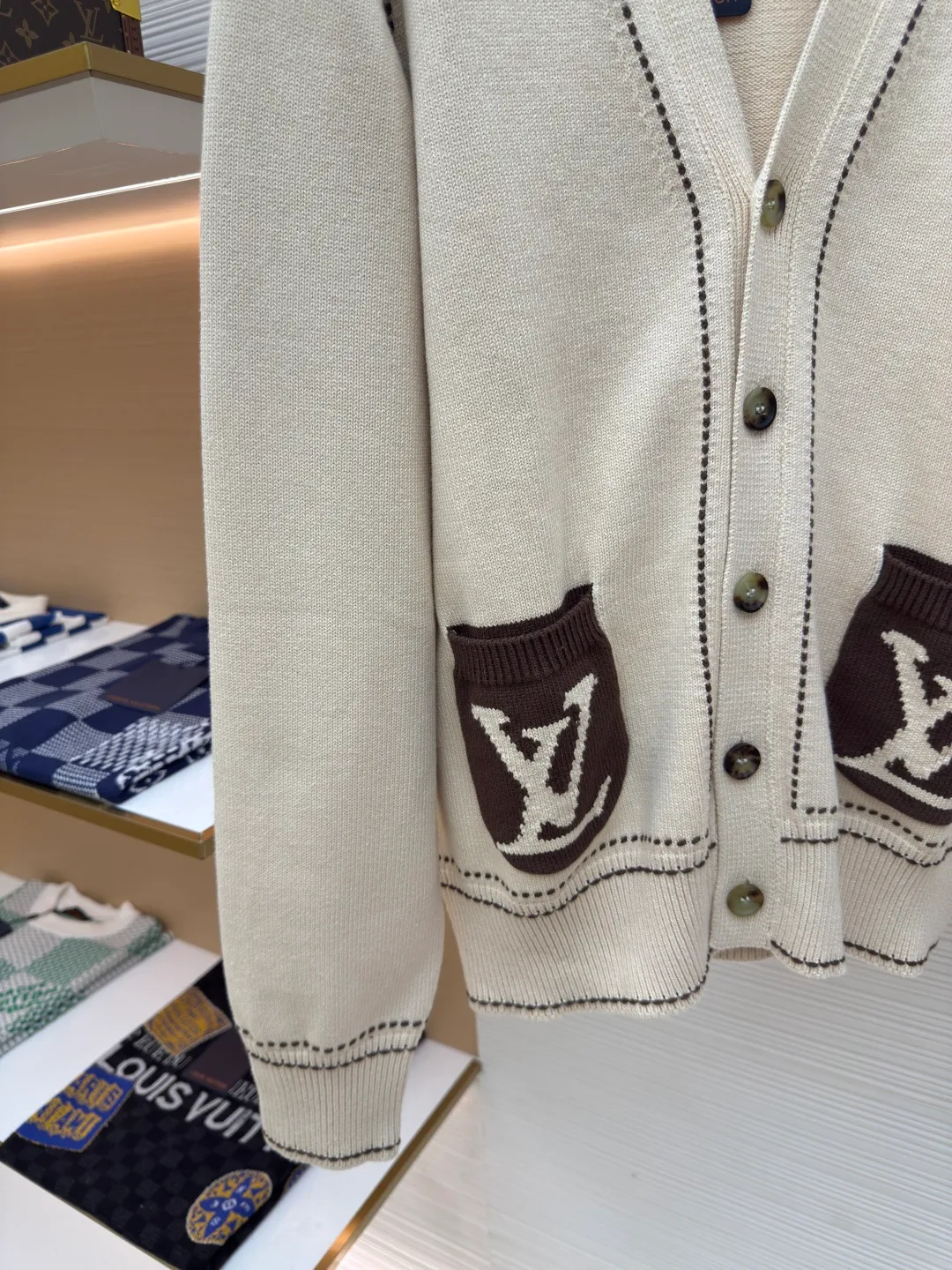 LOUIS VUITTON pocket letter cardigan ●Authentic product: Purchased and developed at 13600 ●Item number: 1680423-B70 ●Fabric: wool fabric ●Technology: knitting ●Version: loose fit ●Weight: about 850 grams ●Size: XS-S-M-L ●Description: Made of customized wool yarn, the yarn is dyed and dyed with reference to the original version. The color similarity is as high as 95%. It is knitted using Stoll 12-pin ultra-fine needle clock machine imported from Germany. It is knitted using a needle-moving shaking table. During knitting, 6 sand spits are used to alternately knit back and forth. Each piece takes 300 minutes. It is not knitted like those ordinary computerized flat knitting machines. In order to rush the goods efficiently, the speed is turned to the limit, and the stitches of the knitted garments are different in size. The overall wiring is straight and delicate, the fabric is comfortable and soft, and the color is consistent without color difference. It can be matched with the same style to create a fashionable look and control various occasions. Customized accessories, complete with three standards, same style for men and women!